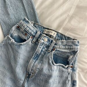 Abercrombie & Fitch “The ‘90s Straight Ultra High Rise” Curve Love Jean 24/00s